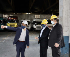 O Porto de Paranaguá recebeu nesta sexta-feira (2) a visita oficial do embaixador plurinacional da Bolívia, Wilfredo Rojo. A comitiva boliviana veio conhecer um possível depósito franco, que será doado pelo Governo Federal ao país vizinho. O processo de cessão é instruído pelo Ministério da Infraestrutura, através da Secretaria Nacional dos Portos.