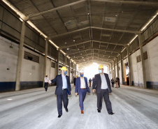 O Porto de Paranaguá recebeu nesta sexta-feira (2) a visita oficial do embaixador plurinacional da Bolívia, Wilfredo Rojo. A comitiva boliviana veio conhecer um possível depósito franco, que será doado pelo Governo Federal ao país vizinho. O processo de cessão é instruído pelo Ministério da Infraestrutura, através da Secretaria Nacional dos Portos.