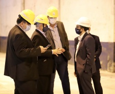 O Porto de Paranaguá recebeu nesta sexta-feira (2) a visita oficial do embaixador plurinacional da Bolívia, Wilfredo Rojo. A comitiva boliviana veio conhecer um possível depósito franco, que será doado pelo Governo Federal ao país vizinho. O processo de cessão é instruído pelo Ministério da Infraestrutura, através da Secretaria Nacional dos Portos.