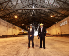 O Porto de Paranaguá recebeu nesta sexta-feira (2) a visita oficial do embaixador plurinacional da Bolívia, Wilfredo Rojo. A comitiva boliviana veio conhecer um possível depósito franco, que será doado pelo Governo Federal ao país vizinho. O processo de cessão é instruído pelo Ministério da Infraestrutura, através da Secretaria Nacional dos Portos.