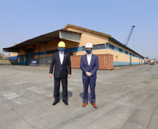 O Porto de Paranaguá recebeu nesta sexta-feira (2) a visita oficial do embaixador plurinacional da Bolívia, Wilfredo Rojo. A comitiva boliviana veio conhecer um possível depósito franco, que será doado pelo Governo Federal ao país vizinho. O processo de cessão é instruído pelo Ministério da Infraestrutura, através da Secretaria Nacional dos Portos.