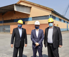 O Porto de Paranaguá recebeu nesta sexta-feira (2) a visita oficial do embaixador plurinacional da Bolívia, Wilfredo Rojo. A comitiva boliviana veio conhecer um possível depósito franco, que será doado pelo Governo Federal ao país vizinho. O processo de cessão é instruído pelo Ministério da Infraestrutura, através da Secretaria Nacional dos Portos.