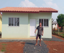 esta sexta feira (2), onze famílias que vivem na cidade de Mangueirinha, no Sudoeste do Paraná, receberam as chaves da casa própria. As moradias estão localizadas no bairro Nova Esperança, em um empreendimento que recebeu um investimento de R$ 644 mil reais por meio do programa Nossa Gente Paraná, do Governo do Estado. (Foto: Eduardo Cioatto / Cohapar)