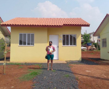 esta sexta feira (2), onze famílias que vivem na cidade de Mangueirinha, no Sudoeste do Paraná, receberam as chaves da casa própria. As moradias estão localizadas no bairro Nova Esperança, em um empreendimento que recebeu um investimento de R$ 644 mil reais por meio do programa Nossa Gente Paraná, do Governo do Estado. (Foto: Eduardo Cioatto / Cohapar)