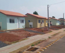 esta sexta feira (2), onze famílias que vivem na cidade de Mangueirinha, no Sudoeste do Paraná, receberam as chaves da casa própria. As moradias estão localizadas no bairro Nova Esperança, em um empreendimento que recebeu um investimento de R$ 644 mil reais por meio do programa Nossa Gente Paraná, do Governo do Estado. (Foto: Eduardo Cioatto / Cohapar)