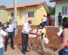 esta sexta feira (2), onze famílias que vivem na cidade de Mangueirinha, no Sudoeste do Paraná, receberam as chaves da casa própria. As moradias estão localizadas no bairro Nova Esperança, em um empreendimento que recebeu um investimento de R$ 644 mil reais por meio do programa Nossa Gente Paraná, do Governo do Estado. (Foto: Eduardo Cioatto / Cohapar)