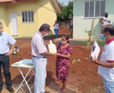 esta sexta feira (2), onze famílias que vivem na cidade de Mangueirinha, no Sudoeste do Paraná, receberam as chaves da casa própria. As moradias estão localizadas no bairro Nova Esperança, em um empreendimento que recebeu um investimento de R$ 644 mil reais por meio do programa Nossa Gente Paraná, do Governo do Estado. (Foto: Eduardo Cioatto / Cohapar)