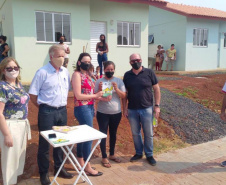 esta sexta feira (2), onze famílias que vivem na cidade de Mangueirinha, no Sudoeste do Paraná, receberam as chaves da casa própria. As moradias estão localizadas no bairro Nova Esperança, em um empreendimento que recebeu um investimento de R$ 644 mil reais por meio do programa Nossa Gente Paraná, do Governo do Estado. (Foto: Eduardo Cioatto / Cohapar)