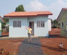 esta sexta feira (2), onze famílias que vivem na cidade de Mangueirinha, no Sudoeste do Paraná, receberam as chaves da casa própria. As moradias estão localizadas no bairro Nova Esperança, em um empreendimento que recebeu um investimento de R$ 644 mil reais por meio do programa Nossa Gente Paraná, do Governo do Estado. (Foto: Eduardo Cioatto / Cohapar)