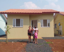 esta sexta feira (2), onze famílias que vivem na cidade de Mangueirinha, no Sudoeste do Paraná, receberam as chaves da casa própria. As moradias estão localizadas no bairro Nova Esperança, em um empreendimento que recebeu um investimento de R$ 644 mil reais por meio do programa Nossa Gente Paraná, do Governo do Estado. (Foto: Eduardo Cioatto / Cohapar)
