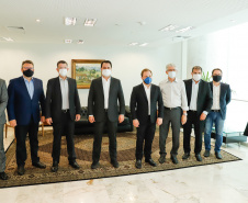 JBS planeja investir na industrialização de alimentos no Paraná. As principais premissas desse plano de investimento, que ainda está sendo elaborado, foram apresentadas pelo CEO da JBS, Wesley Filho, ao governador Carlos Massa Ratinho Junior no Palácio Iguaçu nesta segunda-feira (5). 