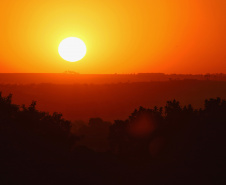 As mais altas temperaturas da história, registradas no Paraná no fim de semana, elevaram o consumo de água em todo o Estado e demandaram produções recordes da Companhia de Saneamento do Paraná (Sanepar). Em muitos sistemas, mesmo a produção 24 horas por dia não foi suficiente para atender a população, principalmente onde a estiagem tem provocado redução na vazão de poços e rios. Foto: José Fernando Ogura/AEN