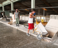  Uma das mais tradicionais indústrias da cidade é a Schimidt. A empresa, fundada em 1945, tem uma fábrica operando desde 1953 e hoje é uma das marcas de louças de mesa mais tradicionais do Brasil.. Foto: Ari Dias/AEN.