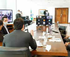 O governador Carlos Massa Ratinho Junior participou nesta terça-feira (6) de uma reunião, por videoconferência, com o diretor-geral da Klabin, Cristiano Teixeira, para alinhar os detalhes da reforma do Colégio Estadual Wolff Klabin, de Telêmaco Borba, nos Campos Gerais. 