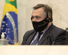 O secretário de Estado da Saúde, Beto Preto, apresentou o relatório de ações da pasta aos deputados estaduais em audiência pública na Assembleia Legislativa do Paraná (Alep), nesta terça-feira (6). Os destaques de investimentos e atividades realizadas foram as ações para o enfrentamento à pandemia pela Covid-19. Foto: Ari Dias/AEN