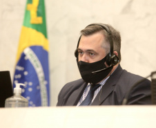 O secretário de Estado da Saúde, Beto Preto, apresentou o relatório de ações da pasta aos deputados estaduais em audiência pública na Assembleia Legislativa do Paraná (Alep), nesta terça-feira (6). Os destaques de investimentos e atividades realizadas foram as ações para o enfrentamento à pandemia pela Covid-19. Foto: Ari Dias/AEN