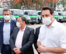 O governador Carlos Massa Ratinho Junior entregou nesta quarta-feira (7) mais 14 caminhões-pipa para municípios do Interior e do Litoral do Paraná. Eles são parte de um pacote de investimentos em 100 unidades desse mesmo modelo. O aporte total é de aproximadamente R$ 21,3 milhões, feito pela Secretaria do  Desenvolvimento Sustentável e do Turismo.