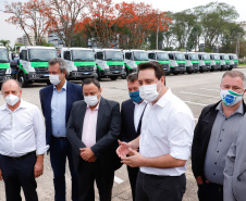 O governador Carlos Massa Ratinho Junior entregou nesta quarta-feira (7) mais 14 caminhões-pipa para municípios do Interior e do Litoral do Paraná. Eles são parte de um pacote de investimentos em 100 unidades desse mesmo modelo. O aporte total é de aproximadamente R$ 21,3 milhões, feito pela Secretaria do  Desenvolvimento Sustentável e do Turismo.