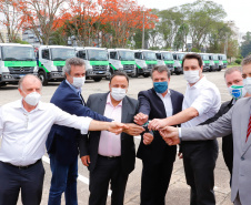 O governador Carlos Massa Ratinho Junior entregou nesta quarta-feira (7) mais 14 caminhões-pipa para municípios do Interior e do Litoral do Paraná. Eles são parte de um pacote de investimentos em 100 unidades desse mesmo modelo. O aporte total é de aproximadamente R$ 21,3 milhões, feito pela Secretaria do  Desenvolvimento Sustentável e do Turismo.