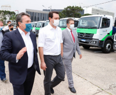 O governador Carlos Massa Ratinho Junior entregou nesta quarta-feira (7) mais 14 caminhões-pipa para municípios do Interior e do Litoral do Paraná. Eles são parte de um pacote de investimentos em 100 unidades desse mesmo modelo. O aporte total é de aproximadamente R$ 21,3 milhões, feito pela Secretaria do  Desenvolvimento Sustentável e do Turismo.