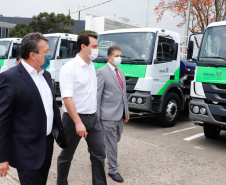 O governador Carlos Massa Ratinho Junior entregou nesta quarta-feira (7) mais 14 caminhões-pipa para municípios do Interior e do Litoral do Paraná. Eles são parte de um pacote de investimentos em 100 unidades desse mesmo modelo. O aporte total é de aproximadamente R$ 21,3 milhões, feito pela Secretaria do  Desenvolvimento Sustentável e do Turismo.