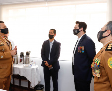 O governador Carlos Massa Ratinho Junior participou nesta quinta-feira (8) da comemoração dos 108 anos do Corpo de Bombeiros do Paraná. Na cerimônia, realizada no Quartel do Comando-Geral, em Curitiba, ele entregou à corporação 15 novas viaturas, incluindo quatro caminhões autobomba tanque. O investimento nos veículos foi de cerca de R$ 4,5 milhões.