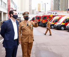 O governador Carlos Massa Ratinho Junior participou nesta quinta-feira (8) da comemoração dos 108 anos do Corpo de Bombeiros do Paraná. Na cerimônia, realizada no Quartel do Comando-Geral, em Curitiba, ele entregou à corporação 15 novas viaturas, incluindo quatro caminhões autobomba tanque. O investimento nos veículos foi de cerca de R$ 4,5 milhões.