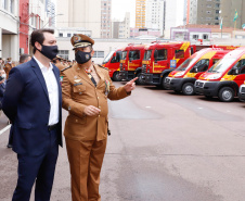 O governador Carlos Massa Ratinho Junior participou nesta quinta-feira (8) da comemoração dos 108 anos do Corpo de Bombeiros do Paraná. Na cerimônia, realizada no Quartel do Comando-Geral, em Curitiba, ele entregou à corporação 15 novas viaturas, incluindo quatro caminhões autobomba tanque. O investimento nos veículos foi de cerca de R$ 4,5 milhões.