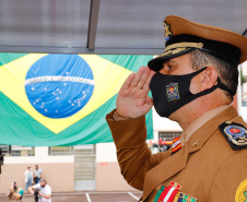 O governador Carlos Massa Ratinho Junior participou nesta quinta-feira (8) da comemoração dos 108 anos do Corpo de Bombeiros do Paraná. Na cerimônia, realizada no Quartel do Comando-Geral, em Curitiba, ele entregou à corporação 15 novas viaturas, incluindo quatro caminhões autobomba tanque. O investimento nos veículos foi de cerca de R$ 4,5 milhões.