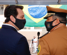 O governador Carlos Massa Ratinho Junior participou nesta quinta-feira (8) da comemoração dos 108 anos do Corpo de Bombeiros do Paraná. Na cerimônia, realizada no Quartel do Comando-Geral, em Curitiba, ele entregou à corporação 15 novas viaturas, incluindo quatro caminhões autobomba tanque. O investimento nos veículos foi de cerca de R$ 4,5 milhões.