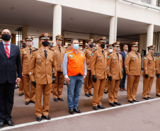 O governador Carlos Massa Ratinho Junior participou nesta quinta-feira (8) da comemoração dos 108 anos do Corpo de Bombeiros do Paraná. Na cerimônia, realizada no Quartel do Comando-Geral, em Curitiba, ele entregou à corporação 15 novas viaturas, incluindo quatro caminhões autobomba tanque. O investimento nos veículos foi de cerca de R$ 4,5 milhões.