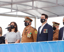 O governador Carlos Massa Ratinho Junior participou nesta quinta-feira (8) da comemoração dos 108 anos do Corpo de Bombeiros do Paraná. Na cerimônia, realizada no Quartel do Comando-Geral, em Curitiba, ele entregou à corporação 15 novas viaturas, incluindo quatro caminhões autobomba tanque. O investimento nos veículos foi de cerca de R$ 4,5 milhões.