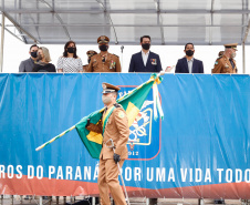 O governador Carlos Massa Ratinho Junior participou nesta quinta-feira (8) da comemoração dos 108 anos do Corpo de Bombeiros do Paraná. Na cerimônia, realizada no Quartel do Comando-Geral, em Curitiba, ele entregou à corporação 15 novas viaturas, incluindo quatro caminhões autobomba tanque. O investimento nos veículos foi de cerca de R$ 4,5 milhões.
