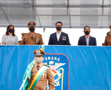 O governador Carlos Massa Ratinho Junior participou nesta quinta-feira (8) da comemoração dos 108 anos do Corpo de Bombeiros do Paraná. Na cerimônia, realizada no Quartel do Comando-Geral, em Curitiba, ele entregou à corporação 15 novas viaturas, incluindo quatro caminhões autobomba tanque. O investimento nos veículos foi de cerca de R$ 4,5 milhões.