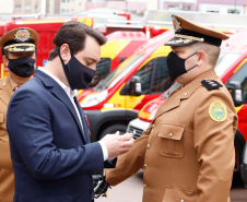 O governador Carlos Massa Ratinho Junior participou nesta quinta-feira (8) da comemoração dos 108 anos do Corpo de Bombeiros do Paraná. Na cerimônia, realizada no Quartel do Comando-Geral, em Curitiba, ele entregou à corporação 15 novas viaturas, incluindo quatro caminhões autobomba tanque. O investimento nos veículos foi de cerca de R$ 4,5 milhões.