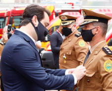 O governador Carlos Massa Ratinho Junior participou nesta quinta-feira (8) da comemoração dos 108 anos do Corpo de Bombeiros do Paraná. Na cerimônia, realizada no Quartel do Comando-Geral, em Curitiba, ele entregou à corporação 15 novas viaturas, incluindo quatro caminhões autobomba tanque. O investimento nos veículos foi de cerca de R$ 4,5 milhões.