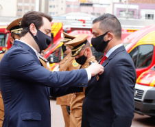 O governador Carlos Massa Ratinho Junior participou nesta quinta-feira (8) da comemoração dos 108 anos do Corpo de Bombeiros do Paraná. Na cerimônia, realizada no Quartel do Comando-Geral, em Curitiba, ele entregou à corporação 15 novas viaturas, incluindo quatro caminhões autobomba tanque. O investimento nos veículos foi de cerca de R$ 4,5 milhões.