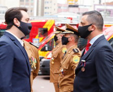 O governador Carlos Massa Ratinho Junior participou nesta quinta-feira (8) da comemoração dos 108 anos do Corpo de Bombeiros do Paraná. Na cerimônia, realizada no Quartel do Comando-Geral, em Curitiba, ele entregou à corporação 15 novas viaturas, incluindo quatro caminhões autobomba tanque. O investimento nos veículos foi de cerca de R$ 4,5 milhões.
