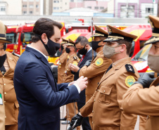 O governador Carlos Massa Ratinho Junior participou nesta quinta-feira (8) da comemoração dos 108 anos do Corpo de Bombeiros do Paraná. Na cerimônia, realizada no Quartel do Comando-Geral, em Curitiba, ele entregou à corporação 15 novas viaturas, incluindo quatro caminhões autobomba tanque. O investimento nos veículos foi de cerca de R$ 4,5 milhões.