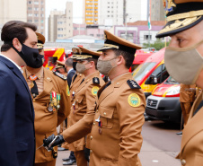 O governador Carlos Massa Ratinho Junior participou nesta quinta-feira (8) da comemoração dos 108 anos do Corpo de Bombeiros do Paraná. Na cerimônia, realizada no Quartel do Comando-Geral, em Curitiba, ele entregou à corporação 15 novas viaturas, incluindo quatro caminhões autobomba tanque. O investimento nos veículos foi de cerca de R$ 4,5 milhões.