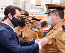 O governador Carlos Massa Ratinho Junior participou nesta quinta-feira (8) da comemoração dos 108 anos do Corpo de Bombeiros do Paraná. Na cerimônia, realizada no Quartel do Comando-Geral, em Curitiba, ele entregou à corporação 15 novas viaturas, incluindo quatro caminhões autobomba tanque. O investimento nos veículos foi de cerca de R$ 4,5 milhões.