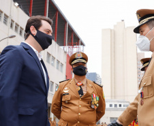 O governador Carlos Massa Ratinho Junior participou nesta quinta-feira (8) da comemoração dos 108 anos do Corpo de Bombeiros do Paraná. Na cerimônia, realizada no Quartel do Comando-Geral, em Curitiba, ele entregou à corporação 15 novas viaturas, incluindo quatro caminhões autobomba tanque. O investimento nos veículos foi de cerca de R$ 4,5 milhões.