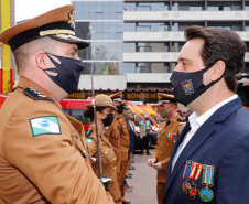 O governador Carlos Massa Ratinho Junior participou nesta quinta-feira (8) da comemoração dos 108 anos do Corpo de Bombeiros do Paraná. Na cerimônia, realizada no Quartel do Comando-Geral, em Curitiba, ele entregou à corporação 15 novas viaturas, incluindo quatro caminhões autobomba tanque. O investimento nos veículos foi de cerca de R$ 4,5 milhões.
