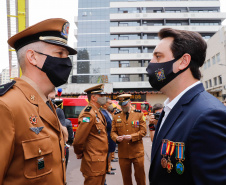 O governador Carlos Massa Ratinho Junior participou nesta quinta-feira (8) da comemoração dos 108 anos do Corpo de Bombeiros do Paraná. Na cerimônia, realizada no Quartel do Comando-Geral, em Curitiba, ele entregou à corporação 15 novas viaturas, incluindo quatro caminhões autobomba tanque. O investimento nos veículos foi de cerca de R$ 4,5 milhões.