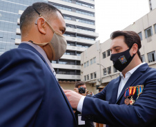 O governador Carlos Massa Ratinho Junior participou nesta quinta-feira (8) da comemoração dos 108 anos do Corpo de Bombeiros do Paraná. Na cerimônia, realizada no Quartel do Comando-Geral, em Curitiba, ele entregou à corporação 15 novas viaturas, incluindo quatro caminhões autobomba tanque. O investimento nos veículos foi de cerca de R$ 4,5 milhões.