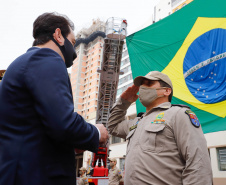 O governador Carlos Massa Ratinho Junior participou nesta quinta-feira (8) da comemoração dos 108 anos do Corpo de Bombeiros do Paraná. Na cerimônia, realizada no Quartel do Comando-Geral, em Curitiba, ele entregou à corporação 15 novas viaturas, incluindo quatro caminhões autobomba tanque. O investimento nos veículos foi de cerca de R$ 4,5 milhões.