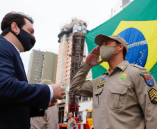O governador Carlos Massa Ratinho Junior participou nesta quinta-feira (8) da comemoração dos 108 anos do Corpo de Bombeiros do Paraná. Na cerimônia, realizada no Quartel do Comando-Geral, em Curitiba, ele entregou à corporação 15 novas viaturas, incluindo quatro caminhões autobomba tanque. O investimento nos veículos foi de cerca de R$ 4,5 milhões.