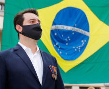 O governador Carlos Massa Ratinho Junior participou nesta quinta-feira (8) da comemoração dos 108 anos do Corpo de Bombeiros do Paraná. Na cerimônia, realizada no Quartel do Comando-Geral, em Curitiba, ele entregou à corporação 15 novas viaturas, incluindo quatro caminhões autobomba tanque. O investimento nos veículos foi de cerca de R$ 4,5 milhões.