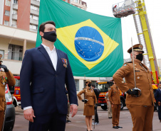 O governador Carlos Massa Ratinho Junior participou nesta quinta-feira (8) da comemoração dos 108 anos do Corpo de Bombeiros do Paraná. Na cerimônia, realizada no Quartel do Comando-Geral, em Curitiba, ele entregou à corporação 15 novas viaturas, incluindo quatro caminhões autobomba tanque. O investimento nos veículos foi de cerca de R$ 4,5 milhões.