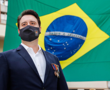 O governador Carlos Massa Ratinho Junior participou nesta quinta-feira (8) da comemoração dos 108 anos do Corpo de Bombeiros do Paraná. Na cerimônia, realizada no Quartel do Comando-Geral, em Curitiba, ele entregou à corporação 15 novas viaturas, incluindo quatro caminhões autobomba tanque. O investimento nos veículos foi de cerca de R$ 4,5 milhões.